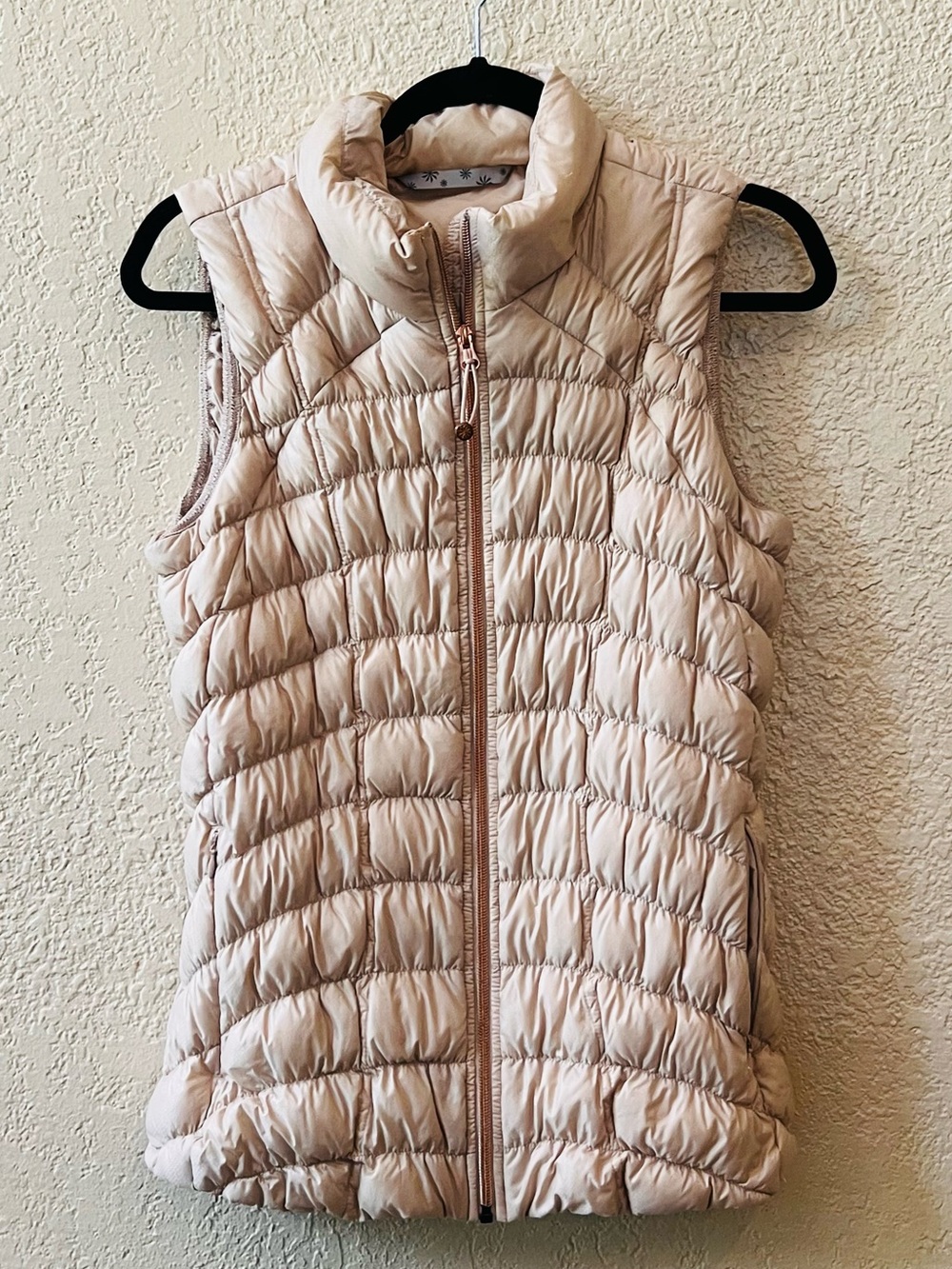 Athleta Blush Pink Downtime
Down Filled Full Zip Puffer Vest
Womens S Rose Gold - Picture 2 of 7